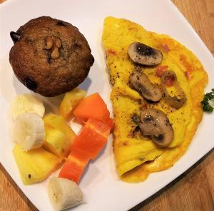 TorioCasa Blanca Inn的包括煎蛋、蘑菇和蔬菜的食品