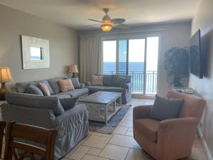 巴拿马城海滩Sterling Breeze 1007的带沙发和椅子的客厅以及阳台。