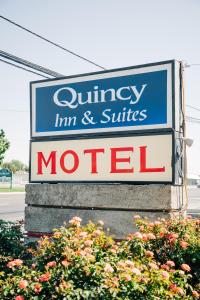 QuincyQuincy INN and Suites的护理旅馆和套房的标志