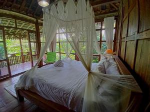 塔巴南Bali Jungle Camping by Amerta Experience的卧室配有带蚊帐的床
