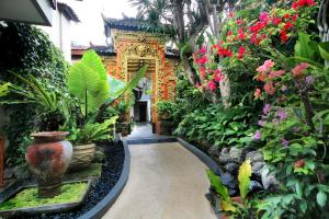 勒吉安巴厘岛拉玛花园酒店的种有植物和花卉的花园
