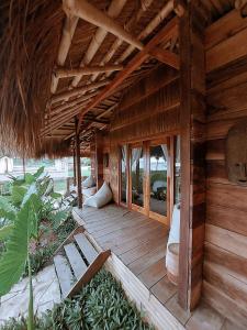 怀卡布巴克Sumba Beach House的屋顶房屋的木门廊