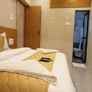 孟买Hotel New Sarah Inn, Andheri West的酒店客房带两张床和一间浴室
