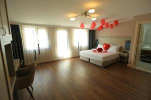 伊斯坦布尔HaciBayramHotel的一间卧室,床上配有红色气球床