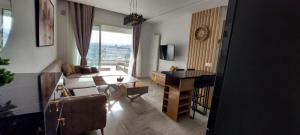 北哈马默特Horizon Appartment - Hammamet Nord的带沙发和书桌的客厅