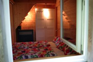 SchalkenbachRechHof Urlaub mit Tieren的一间带床的卧室,位于带窗户的房间内