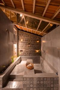 西达普尔Estate Stay - Riverside Coffee的一间位于地板上并配有一个篮子的浴缸的客房