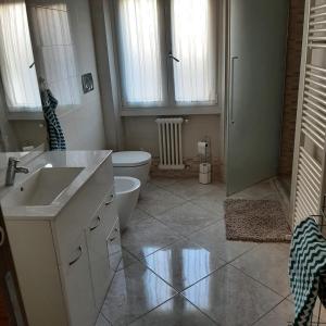 萨罗Appartamento GIRASOLE, Salò的一间带水槽和卫生间的浴室以及窗户。