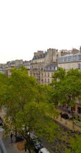 巴黎法尔皇家酒店的享有树木和建筑的城市美景