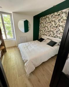 绍莱Haut standing (50m²) - Cholet Centre的一间卧室配有一张白色的床和绿色的墙壁