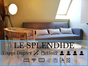 巴尔Splendide Appartement Barr - Route du Vins的客厅配有蓝色的沙发和桌子