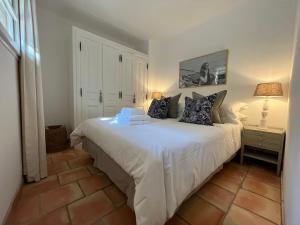 格里莫Pretty Historical Village House的卧室配有白色的床和2个枕头