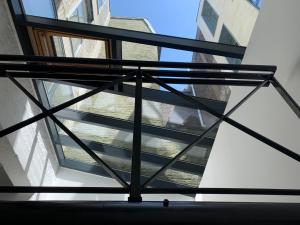 列日Le Loft Nautilus by Maison Brasseurs d'Etoiles的建筑玻璃天花板的景色