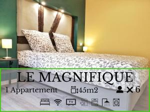 巴尔Splendide Appartement Barr - Route du Vins的一间卧室,配有一张带读取公寓标志的床