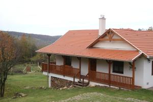 马特劳森蒂姆赖Erdőszéli Vendégház - Mátraszentimre的白色房子,有红色屋顶