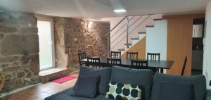 巴伦西亚Casa Pinto - AL的带沙发、桌子和楼梯的客厅
