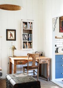 滕特菲尔德Mill Cottage的一个带木桌和椅子的办公室