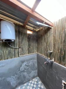 KurseongChimney Farmstay的客房内设有带水槽和卫生间的浴室