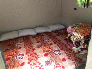 KheergangaCity Escape Camps and Cafe Kheerganga的花房里的一张床位
