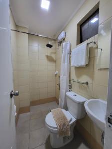 马尼拉Rooms R Us - Evangelista的一间带卫生间和水槽的浴室