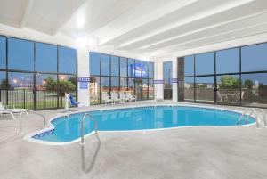 斯普林菲尔德斯普林菲尔德南部65号高速公路贝蒙特酒店及套房的一座大型游泳池,位于一座带窗户的建筑内