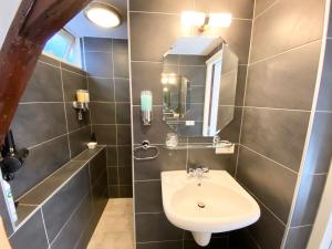 阿姆斯特丹Flinder Amsterdam的一间带水槽和镜子的浴室