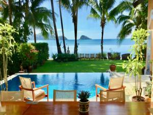 象岛Vitamin sea villas Koh Chang的一个带椅子的游泳池,享有海景