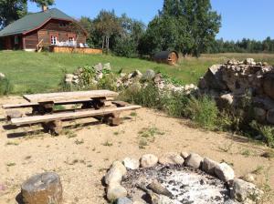 Kossa Tarõ的野餐桌和野外壁炉