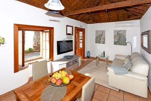 蒂哈拉费Casa Maryluna的客厅配有带一碗水果的桌子