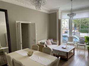 伦敦Stylish 3-bedroom flat in Kensington的客厅配有桌子和沙发