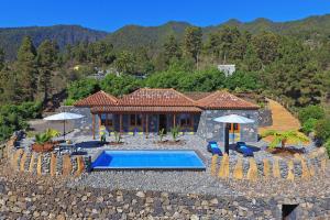 蒂哈拉费Casa El Vendaval的一座带游泳池和房子的别墅