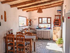 卡奇Cabaña Paraíso Cachi的厨房配有桌椅和冰箱。