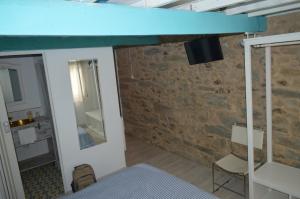 蓬特德乌梅Casa Apilladeira的一间卧室配有双层床和镜子