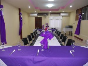 圣卡洛斯Cabinas Leyko的一张长桌,上面有紫色的桌布