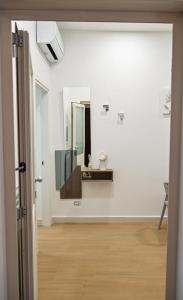 庞贝Floris Pompei的白色的客房设有镜子和木地板