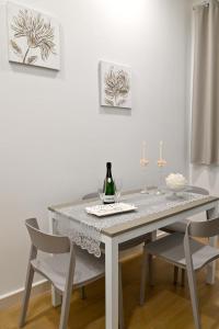 庞贝Floris Pompei的餐桌、两把椅子和一瓶葡萄酒