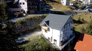 兰卡Casa Bunicutei的山丘上白色房子的空中景色