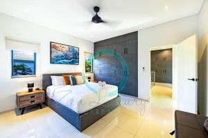 Fannie BayZEN ARCTIC Luxury 2-Story T/House + Pool & Markets的一间卧室,卧室内配有一张大床