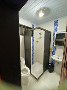 莱蒂西亚Tambo Hostel的带淋浴、卫生间和盥洗盆的浴室