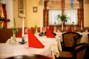瓦格赖恩格拉芬维特酒店的一组桌子上装有红色餐巾