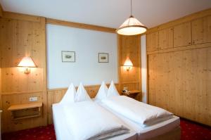 瓦格赖恩格拉芬维特酒店的一间卧室配有一张带白色床单的大床