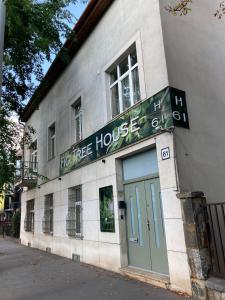 布达佩斯Fig Tree House的街道上一扇带绿门的白色建筑