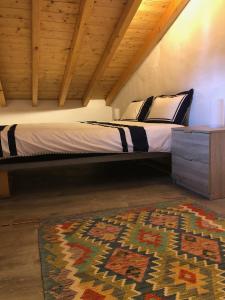 维迪堡Ola Linda - Casa de Campo -的卧室配有一张铺在地板上的地毯。