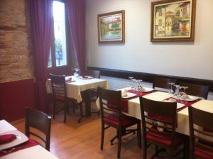 圣地亚哥－德孔波斯特拉艾丽诺斯艾利斯旅馆的一间在房间内配有桌椅的餐厅