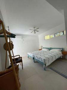 波托什Beach Villa Isidora的一间卧室配有一张床和吊扇