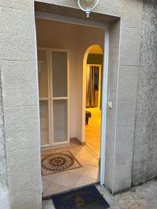 蒙彼利埃Cottage Chaleureux tout équipé climatisé à Jacou的通往带走廊的房间的开放式门