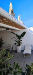 莫诺波利Lithos house pt 1p e 2p的天井设有2张长椅和桌子,种植了植物