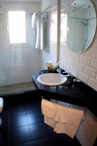 卡拉宏达格拉纳达卡拉宏达码头酒店的一间带水槽和镜子的浴室