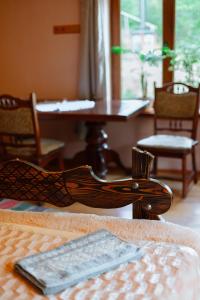 卢姆绍里Садиба над потоком的一张木椅,位于带桌椅的房间