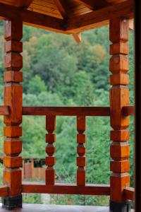 卢姆绍里Садиба над потоком的从木结构窗户上可欣赏到风景